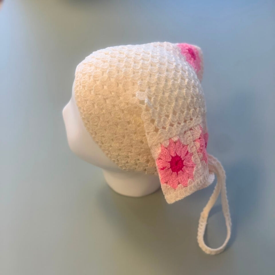 Krem Taban Pembe Çiçekli Örgü Bandana