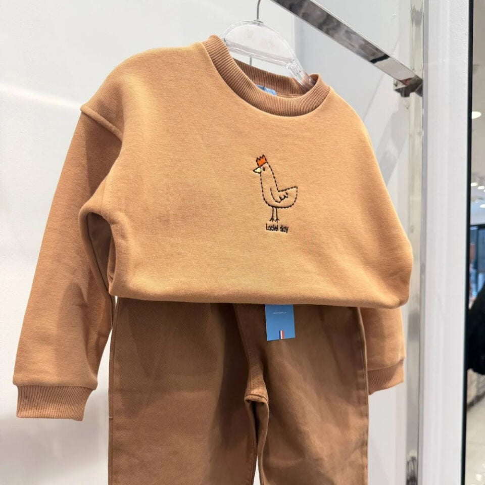Tavuk Nakışlı Kahverengi Sweatshirt